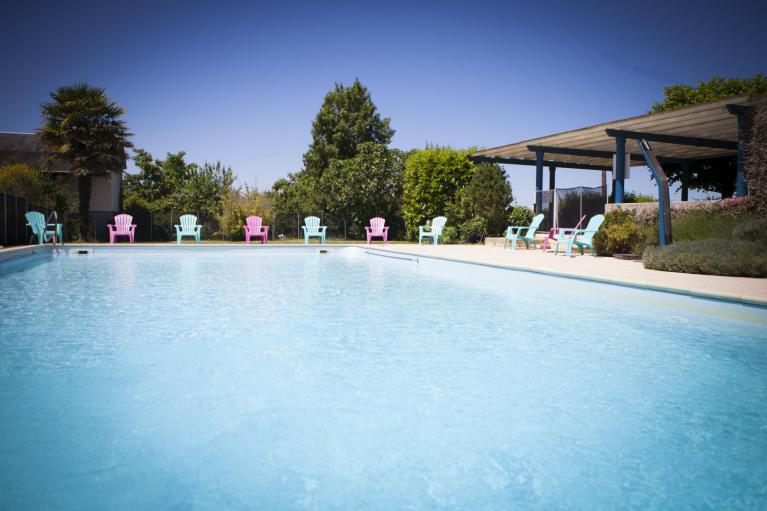 hotel-larocheposay-auclospaille-piscine